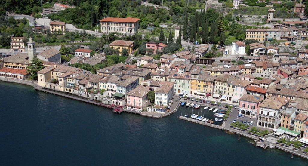Hotel Garni Riviera ガルニャーノ エクステリア 写真